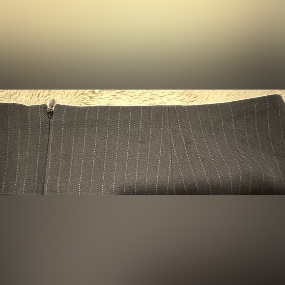 Banana Republic Black Pinstripe Mini Skirt Size 2P - Picture 10 of 10
